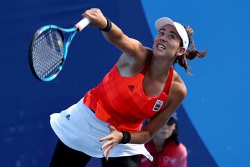 Garbiñe Muguruza ya está en tercera ronda. La española ha ido de menos a más para cerrar su pase ante la belga Alison Van Uytvanck por 6-4 y 6-1 en un partido marcado también por la lluvia.