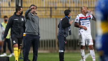 Bolivia's Jorge Wilstermann coach Chilean Miguel Ponce gestures during the Sudamericana Cup group stage first leg football match between Chile's Everton and Bolivia's Jorge Wilstermann, at the Sausalito stadium in Vi�a del Mar, Chile, on April 5, 2022. (Photo by JAVIER TORRES / AFP)