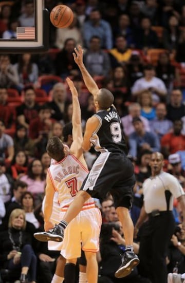 Tony Parkerlanza ante Goran Dragic.