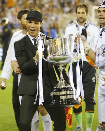 Posa con su segunda Copa del Rey en 2014 ganada al Barcelona.
