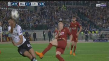 El Roma reclamó penalti por mano de Alexander-Arnold.