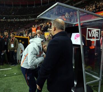 Momento en que Arda Turan besa la mano de Fatih Terim en señal de respeto.