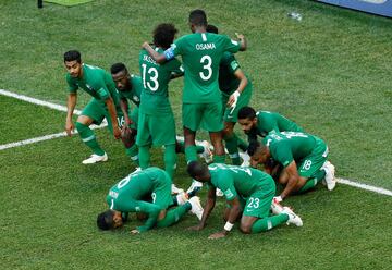 El equipo de Arabia Saud¨ª celebra el gol.