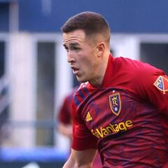 Aaron Herrera de Real Salt Lake marca un golazo detrás de media cancha