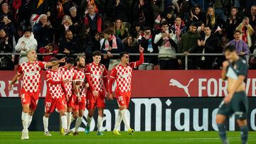 GIRONA, 23/11/2024.- El defensa checo del Girona, Ladislav Krejci (2d), celebra el cuarto gol de su equipo durante el encuentro correspondiente a la jornada 14 de Laliga EA Sports que disputan hoy sábado Girona y Espanyol en el estadio de Montilivi, en Girona. EFE / Siu Wu.