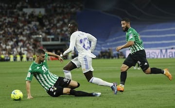 Ferland Mendy con Guido Rodríguez y Nabil Fekir.