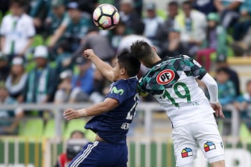 El jugador de Universidad de Chile Nicolas Guerra, centro, disputa el balon con Ezequiel Luna de Santiago Wanderers durante el partido de primera division en el estadio Elias Figueroa de Valparaiso, Chile.