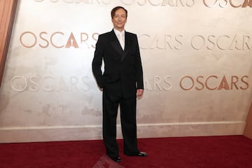 Volker Bertelmann posa en la alfombra roja del Dolby Theatre.