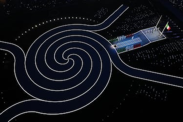 La cantante italiana Laura Pausini interpreta el himno de Italia durante la ceremonia inaugural de los Juegos Olímpicos de Invierno.