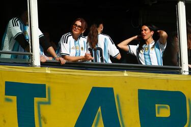 La cantante nacida en Westminster, un barrio del Centro de Londres, en la grada del Estadio Alberto J. Armando para disfrutar del duelo entre el Boca Juniors y River Plate.
