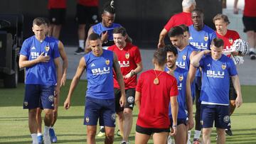 30/08/18 ENTRENAMIENTO DEL VALENCIA
MARCELINO
RODRIGO
PAREJO
CHERYSHEV
GAMEIRO
FERRAN TORRES