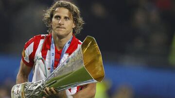 Forl&aacute;n, con la Europa League que gan&oacute; el Atl&eacute;tico en 2010.