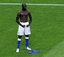 Balotelli encarga una estatua de sí mismo con su pose de la Euro