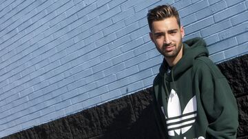 Brais Méndez posa para AS en las instalaciones deportivas de A Madroa.