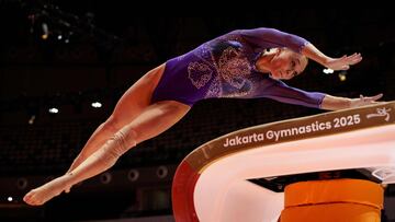 Angelina Melnikova en la final de salto.