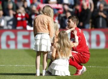 Steven Gerrard deja el Liverpool tras 17 años defendiendo la misma camiseta. Anfield se vistió de gala para hacer inolvidable su despedida.