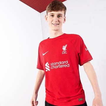 Liverpool presentó su nueva camiseta para la temporada 2022/23.