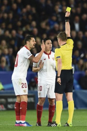 El árbitro Daniele Orsato mostró la tarjeta amarilla a Samir Nasri.
