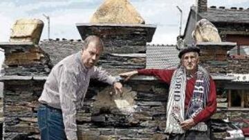 <b>TIERRA DE PIZARRA. </b>Don Jesús posa junto a Tomás Guasch y Paca en la plaza de Majaelrayo, en la bella Arquitectura Negra.