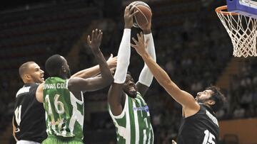 GRA124. SEVILLA, 08/10/2017.- El pívot estadounidense del Real Betis Energía Plus Oderah Anosike (2d) entra a canasta ante la oposición del alero del RETAbet Bilbao Basket Álex Mumbrú (d) durante el partido correspondiente a la tercera jornada de la Liga Endesa disputado hoy en el Palacio de los Deportes de Sevilla. EFE/Julio Muñoz