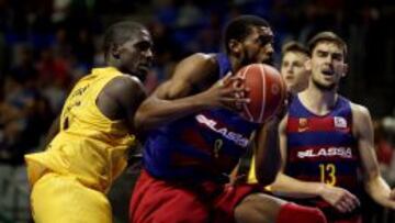 Shane Lawal recupera el balón ante Sitapha Savané.