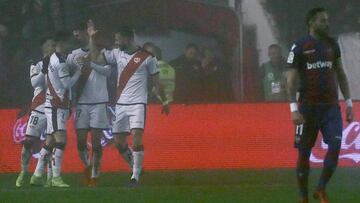 &Aacute;lvaro, Comesa&ntilde;a y Amata felicitan a &Aacute;lex Moreno tras el gol.