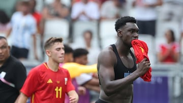 BURDEOS, 30/07/2024.- El futbolista español Samuel Omorodion (D) tras el partido del Grupo C de fútbol masculino de los Juegos Olímpicos de París 2024 en el Estadio de Burdeos (Francia) este martes. Egipto ha vencido por 1-2. EFE/ Kiko Huesca