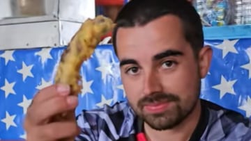 Compra un kebab por 13 céntimos en Kenia, lo prueba y su veredicto es claro