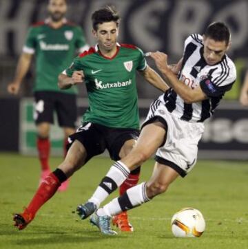 El centrocampista del Athletic Club, Markel Susaeta  lucha por el balón con Miroslav Vulicevic del FK Partizán Belgrado