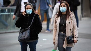 Personas con mascarilla en Barcelona ante el brote de coronavirus.