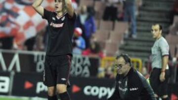 Bielsa atento al juego.