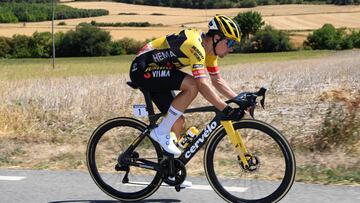 LAGUARDIA, SPAIN - AUGUST 23: Primoz Roglic of Slovenia and Team Jumbo - Visma competes during the 77th Tour of Spain 2022, Stage 4 a 152,4km stage from Vitoria-Gasteiz to Laguardia 627m / #LaVuelta22 / #WorldTour / on August 23, 2022 in Laguardia, Spain. (Photo by Justin Setterfield/Getty Images)