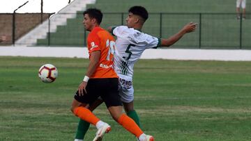 H&eacute;ctor Hern&aacute;ndez (19) pugna por un bal&oacute;n con &Aacute;lex Portillo (5).