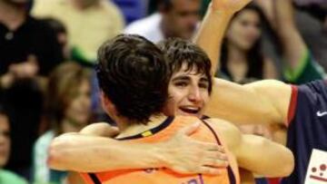 Ricky abraza a Víctor Sada.