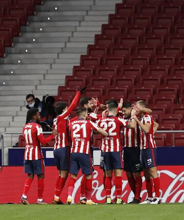 Luis Suárez celebra con sus compañeros el 1-0 al Getafe. 