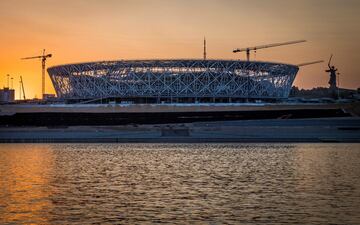 Foto del Volgogrado Arena, todav¨ªa en construcci¨®n, una de las sedes del Mundial de Rusia del pr¨®ximo verano. De fondo se ve la estatua de la Madre Patria donde hay un complejo memorial sobre la Segunda Guerra Mundial. En Volgogrado, llamada Stalingrado en ¨¦poca sovi¨¦tica, tuvo lugar una de las batallas clave de la contienda b¨¦lica.