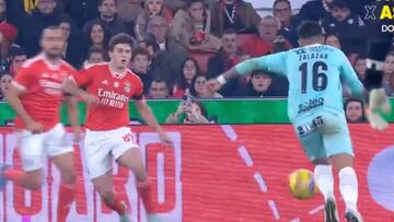 Potencia pura que el balón evidencia en su trayectoria.