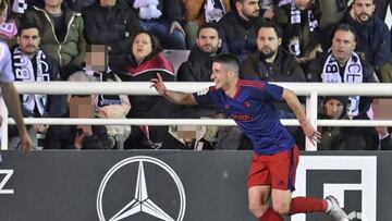 Llevaba tiempo sin marcar y ya tenía ganas. Olaetxea anotó uno de los goles de la jornada para abrir el marcador ante el Burgos. El centrocampista se acomodó con el pecho un centro precioso de Julio Alonso y espero lo justo, para batir a Caro ante su salida.