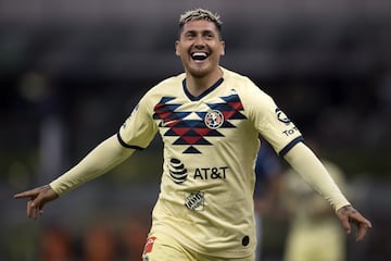 Castillo estuvo con Pumas del 2017 al 2018. Se volvió “ídolo” en poco tiempo. Sus buenas actuaciones lo llevaron al Benfica de Portugal, una lesión lo privó de jugar y regresó al fútbol mexicano con el América. Ya alzó una Copa MX y un Campeón de Campeones.