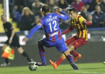 Tello es defendido por Juanfran.