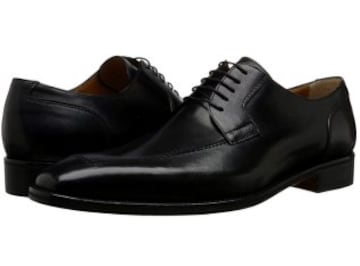 Esta idea la apoyan muchos, pero tampoco est¨¢n en lo cierto. Con muchos trajes y otros atuendos, usar zapatos negros pude resultar un estilo de moda vanguardista. Si quieres un zapato que pegue con todo, c¨®mprate unos de cuero de color marr¨®n de gama media.