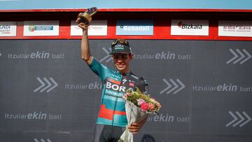 AMOREBIETA-ETXANO (VIZCAYA) 07-04-23.- El ciclista colombiano del equipo Bora Sergio Higuita se sube al podio tras vencer en la quinta etapa de la Itzulia Basque Country, de 164,5 km que se ha celebrado este viernes con salida y llegada en la localidad vizcaína de Amorebieta. EFE/Miguel Toña
