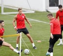 El Atleti entrena y Vitolo ya toca balón al margen del grupo