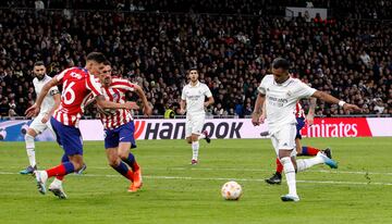 1-1. Secuencia de los regates de Rodrygo para anotar el primer gol. En la imagen, el  brasileño se habilita un espacio y arma la pierna derecha.