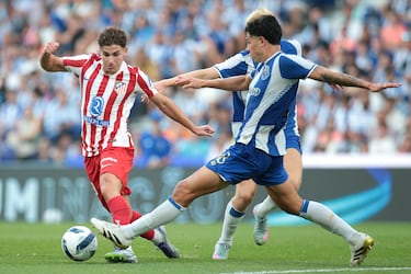 Julián Álvarez trata de zafarse del defensor del Oporto, Nahuén Pérez.