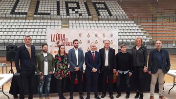 Personalidades del Ayuntamiento de Llíria, la Federación Española de Balonmano y la Fundación Trinidad Alfonso, durante la presentación del Preolímpico femenino de balonmano en Lliria (Valencia).