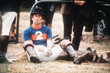 El príncipe Carlos se relaja tras disputar un partido de polo en Windsor, Inglaterra, en 1970.