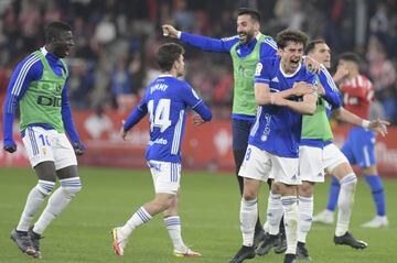 Bronca en el césped tras finalizar el partido entre los jugadores de ambos equipos. En la imagen, Sangalli jugador del Oviedo.