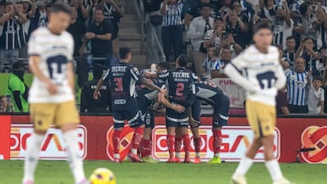 AME4944. MONTERREY (MÉXICO), 04/05/2025.- Jugadores de Monterrey festejan una anotación ante Pumas este domingo, en el partido correspondiente al Play In 2 del Torneo Clausura 2025 en el estadio BBVA, en Monterrey (México). EFE/Miguel Sierra