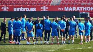La plantilla del Girona se reúne en torno a Eusebio durante un entrenamiento de esta temporada en Montilivi.